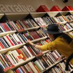 Una mujer mira libros hoy en una librería en Madrid.