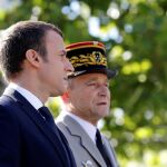 El presidente francés, Emmanuel Macron, y el jefe del Estado Mayor del Ejército francés, Pierre de Villiers el pasado día 14 en el desfile del día de la Bastilla