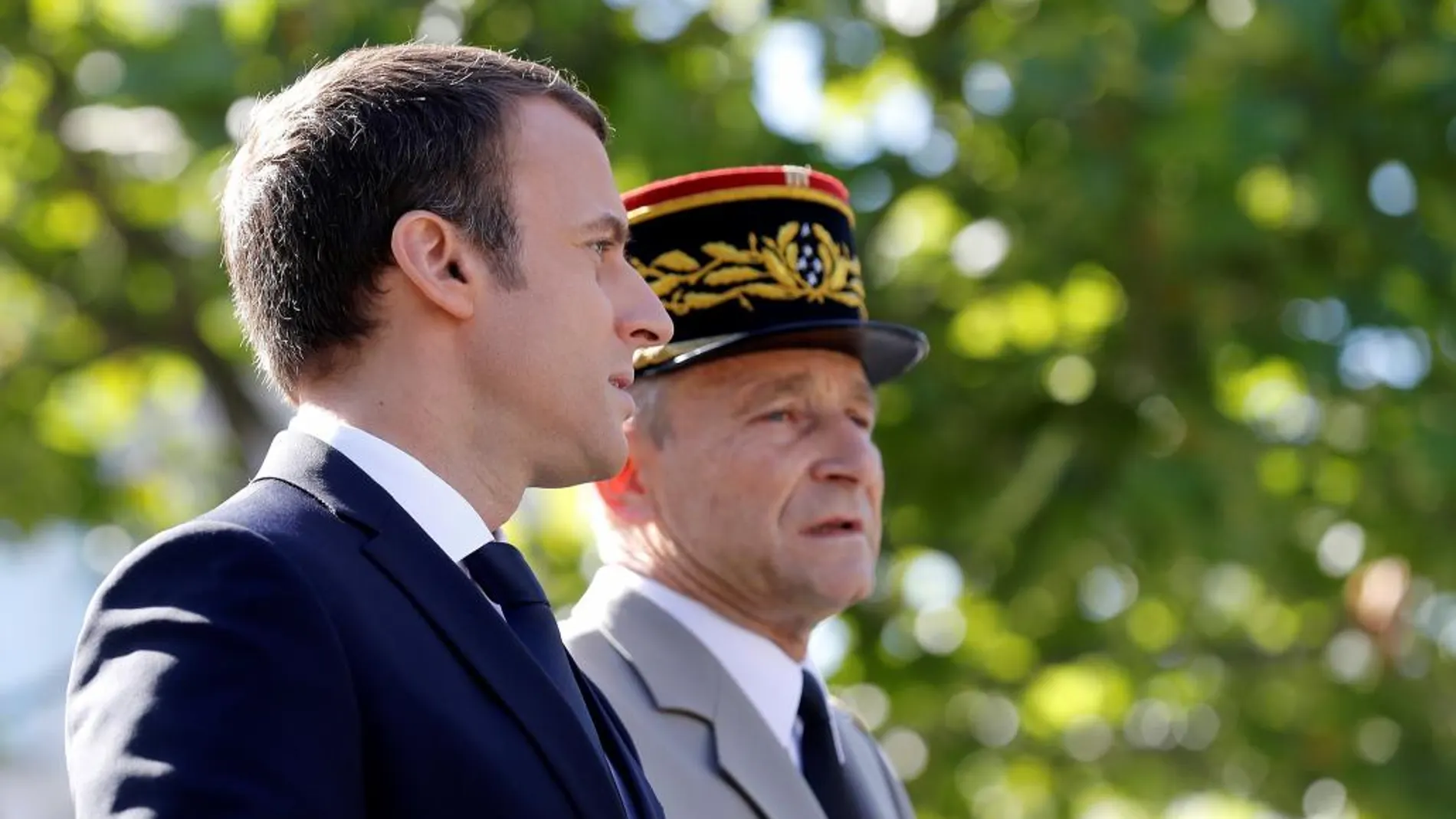 El presidente francés, Emmanuel Macron, y el jefe del Estado Mayor del Ejército francés, Pierre de Villiers el pasado día 14 en el desfile del día de la Bastilla