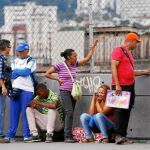 Venezolanos hacen cola frente a un supermercado de Caracas para comprar comida