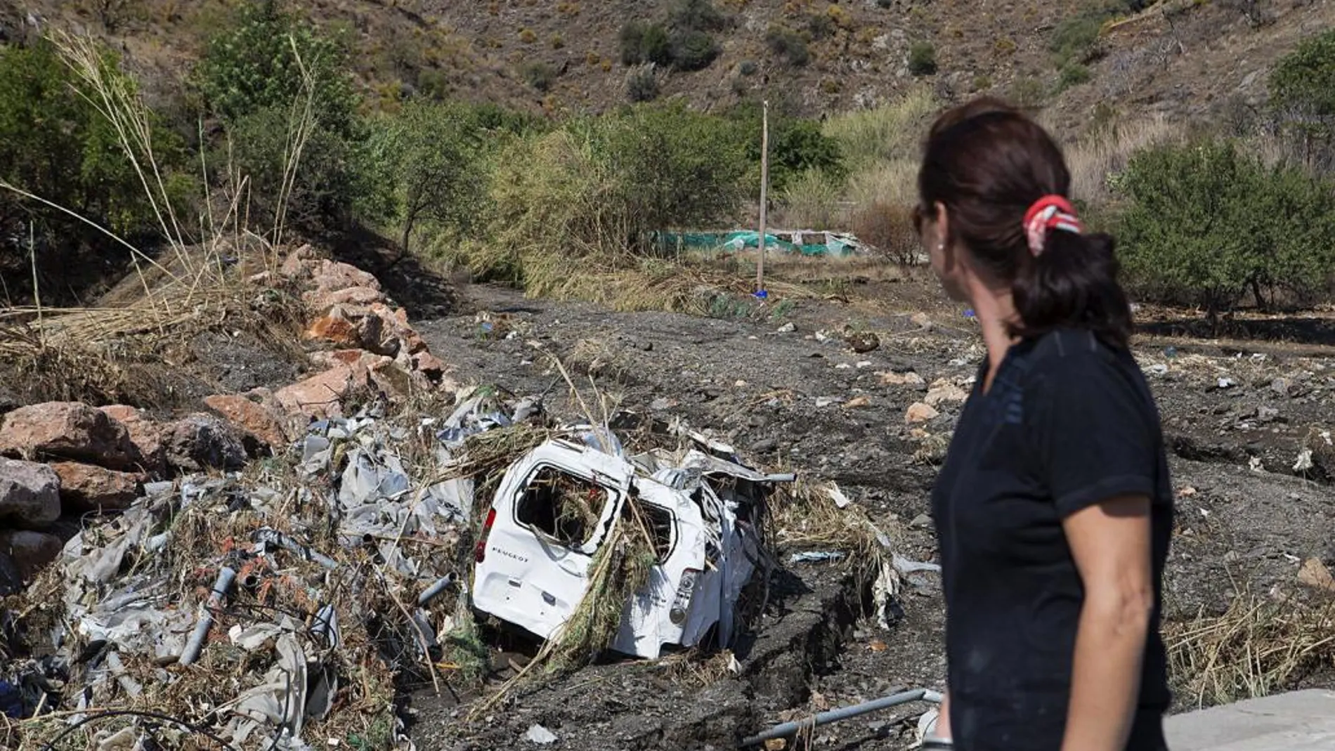 Estado en el que quedó un vehículo afectado por las riadas en Albuñol, Granada