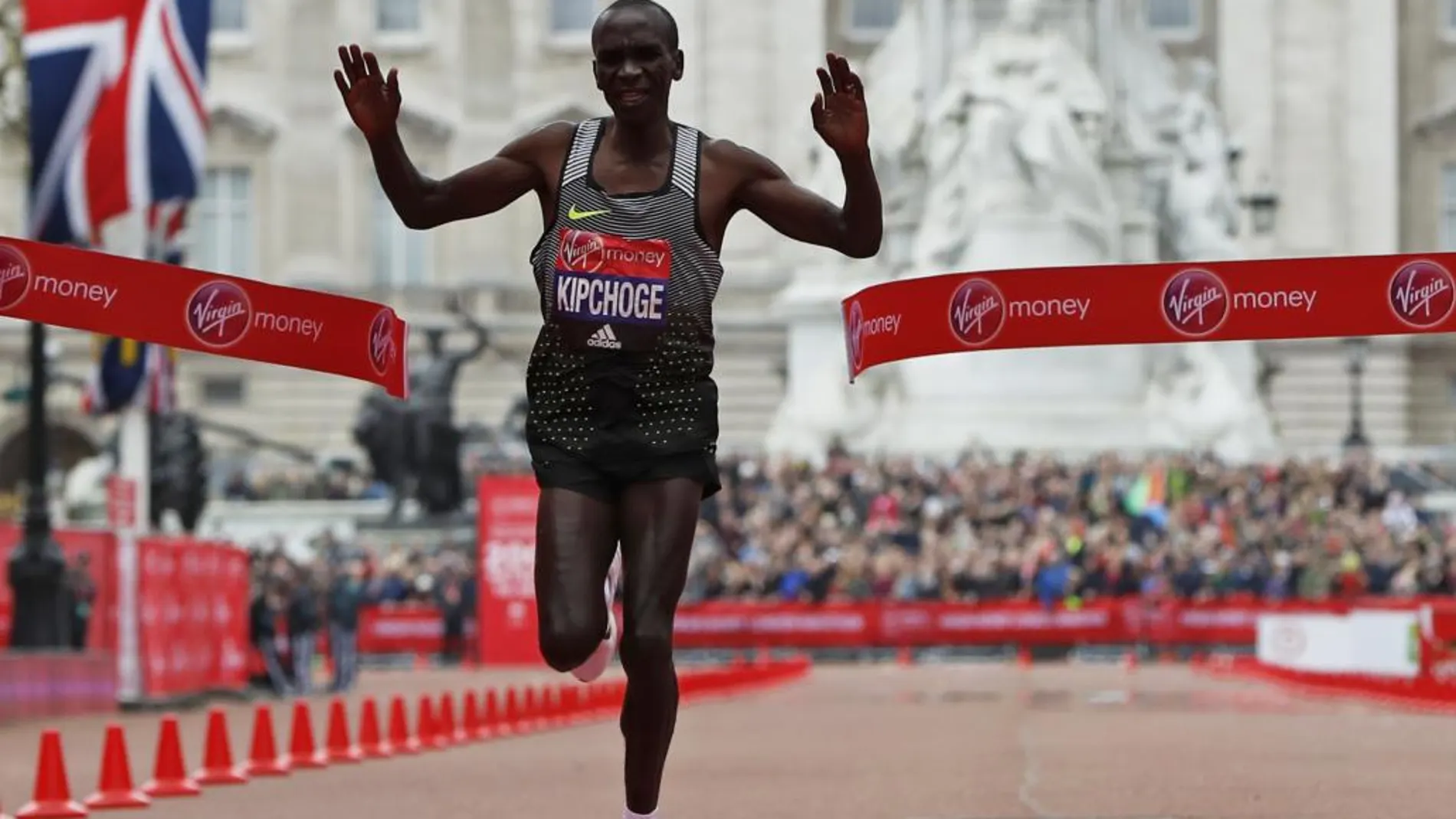 El keniano Eliud Kipchoge cruza la meta