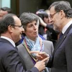 El presidente francés, François Hollande, conversa con Mariano Rajoy, ayer en Bruselas