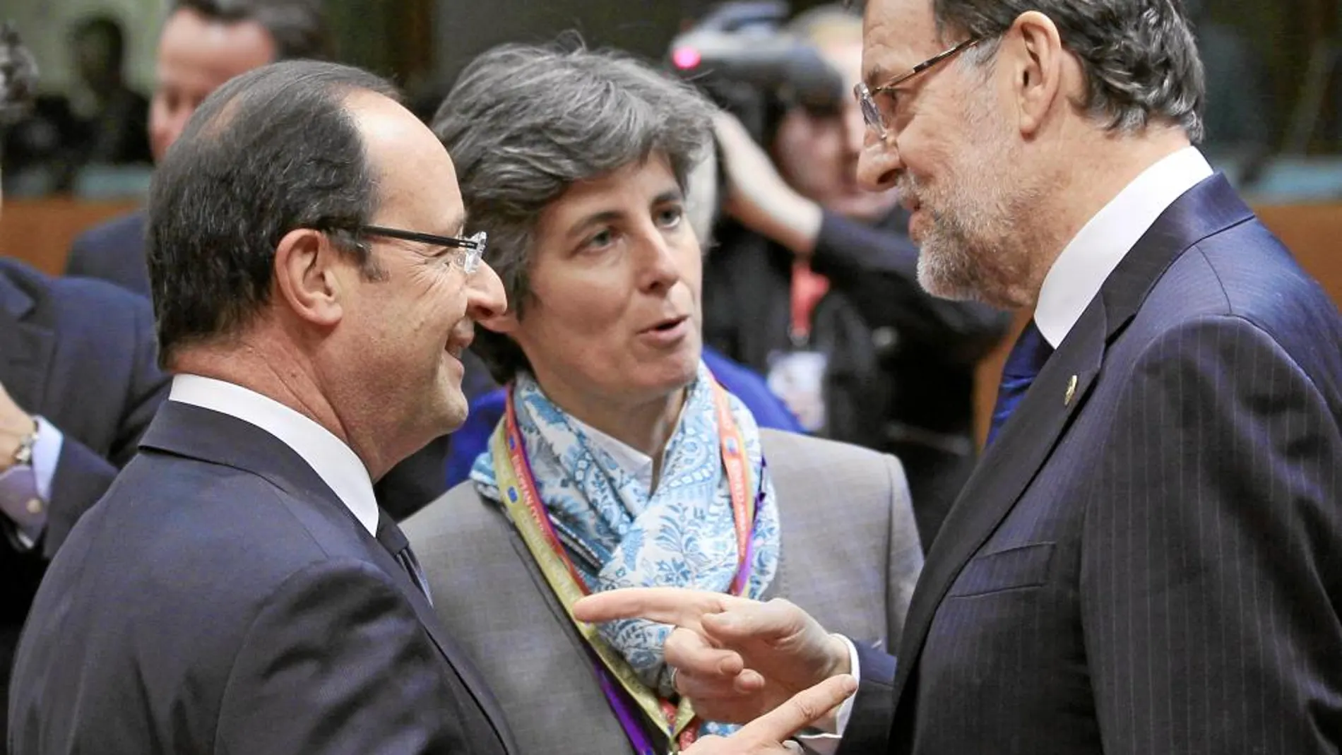 El presidente francés, François Hollande, conversa con Mariano Rajoy, ayer en Bruselas