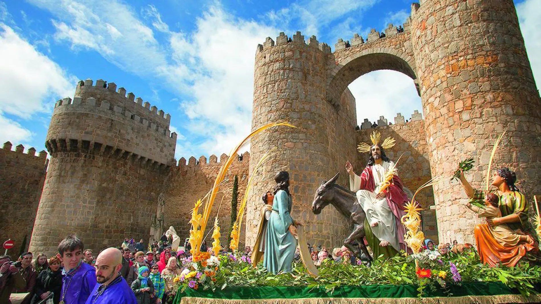 Imponente desfile procesional del Domingo de Ramos junto a las murallas de Ávila