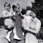 La reina de Inglaterra, Isabel II, junto al duque de Edimburgo y sus dos hijos mayores