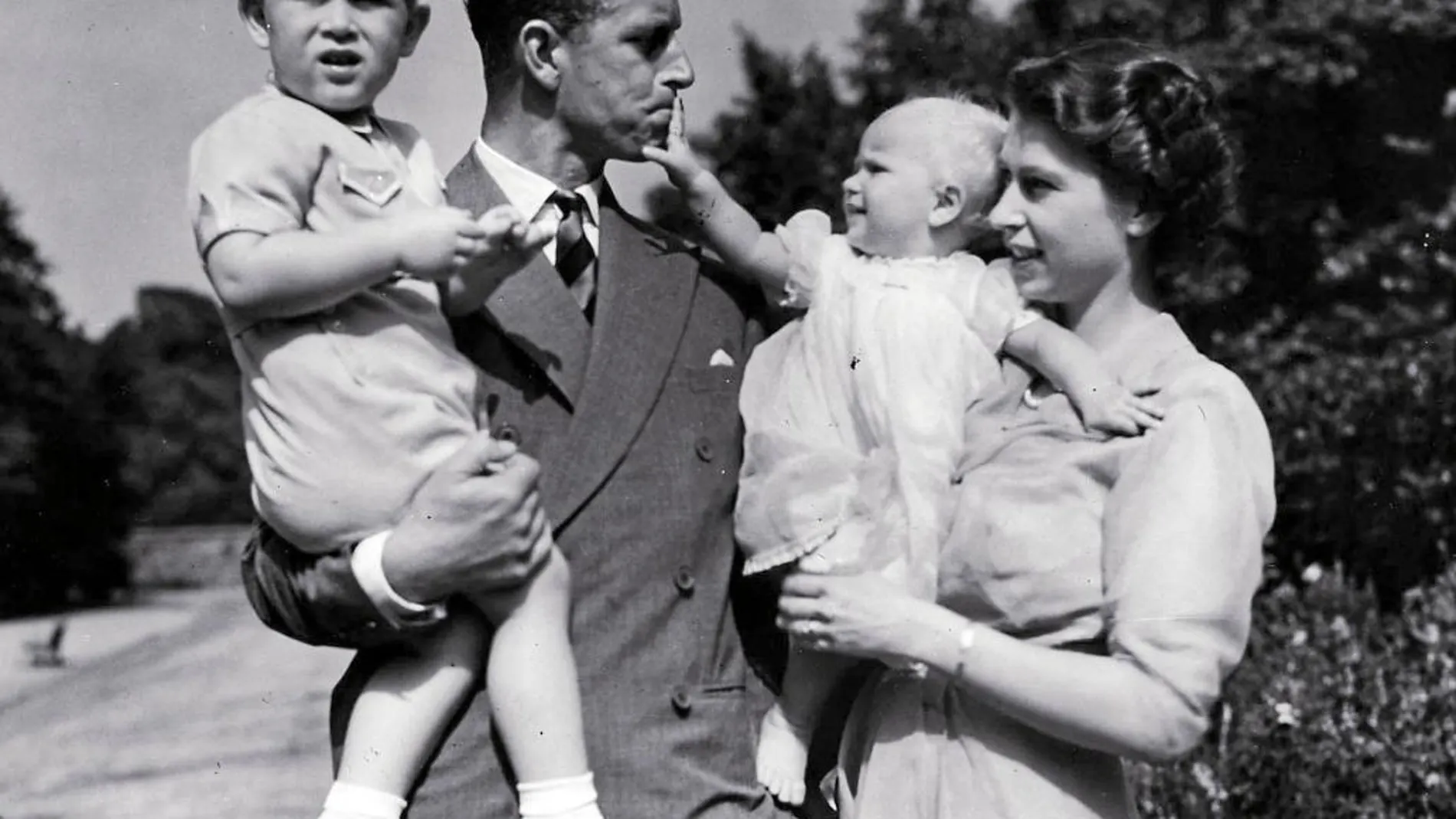 La reina de Inglaterra, Isabel II, junto al duque de Edimburgo y sus dos hijos mayores