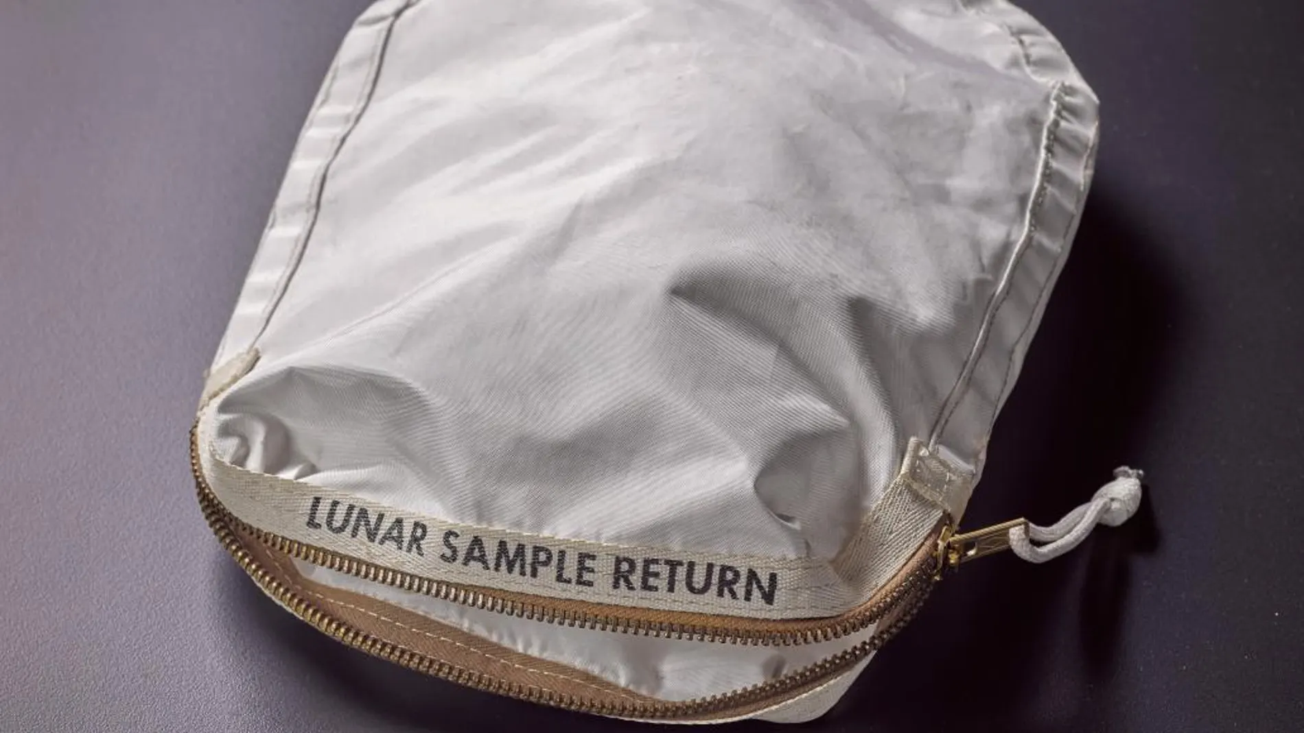 Bolsa con restos de polvo lunar que fue utilizada por el astronauta Neil Armstrong para transportar las primeras muestras de rocas de la Luna durante la misión Apollo 11 y que será subastada en Nueva York por Sotheby’s