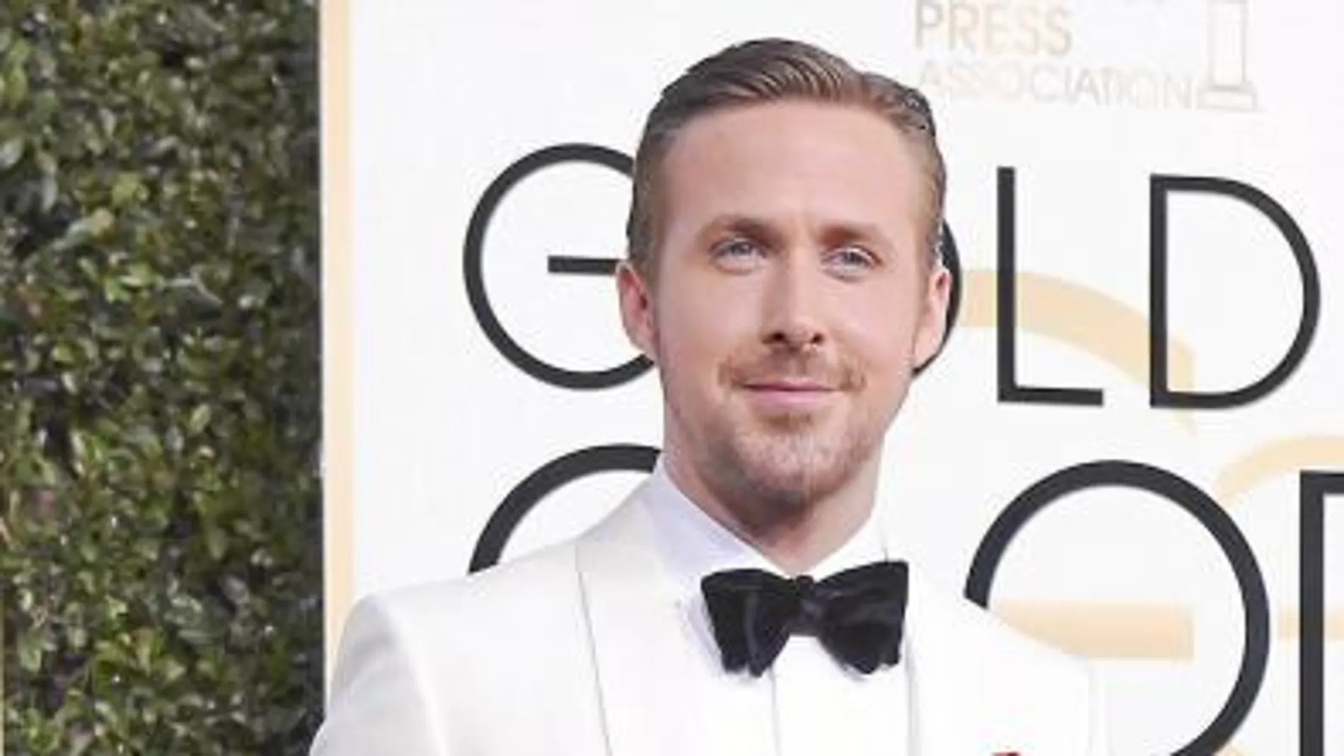 Ryan Gosling triunfó en la alfombra roja con un esmoquin bicolor