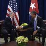 El presidente de Estados Unidos, Barack Obama (dcha), se reúne con su homólogo cubano, Raúl Castro, en la sede de las Naciones Unidas en Nueva York (Estados Unidos)
