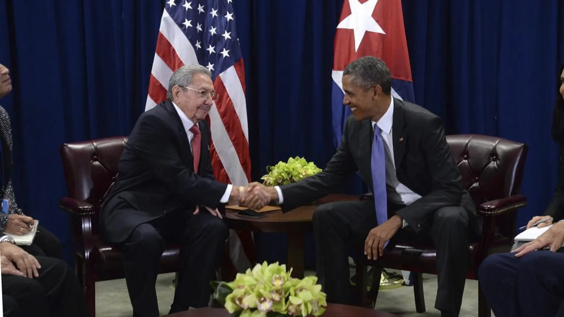 El presidente de Estados Unidos, Barack Obama (dcha), se reúne con su homólogo cubano, Raúl Castro, en la sede de las Naciones Unidas en Nueva York (Estados Unidos)