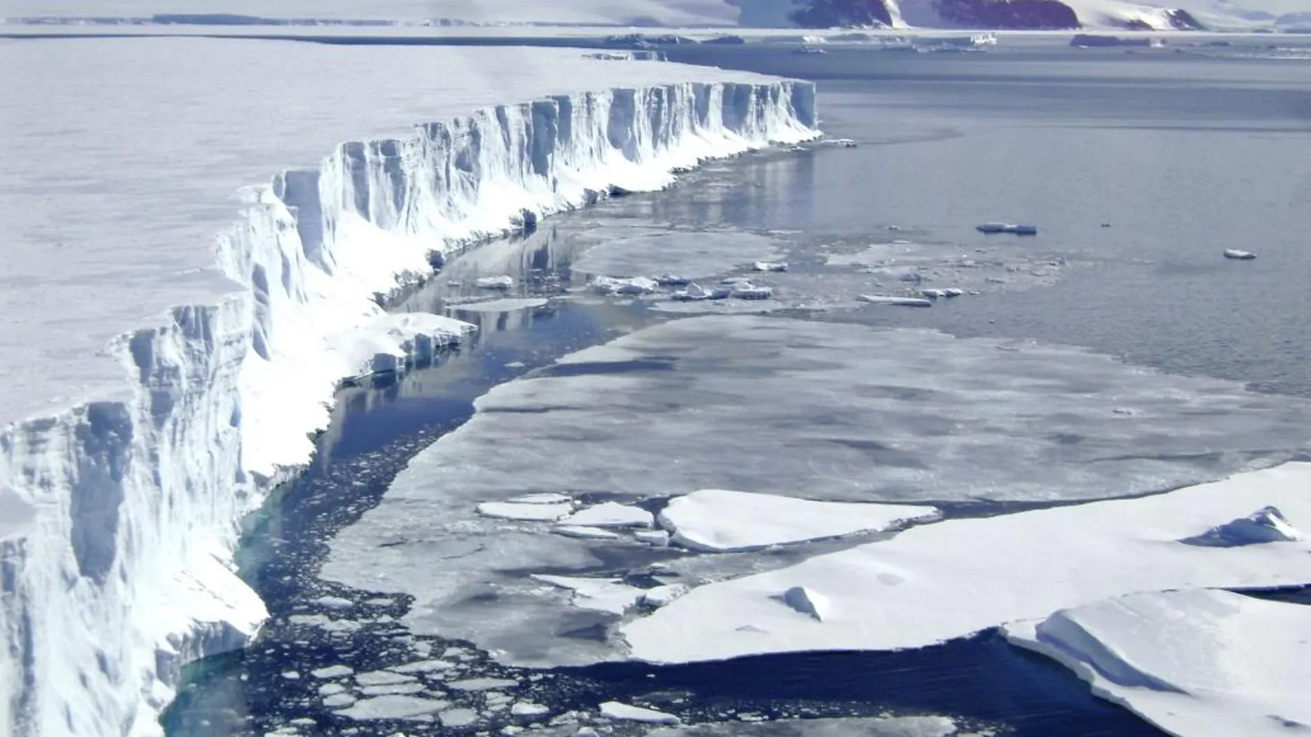 Parte de un glaciar desprendido en la Antártida