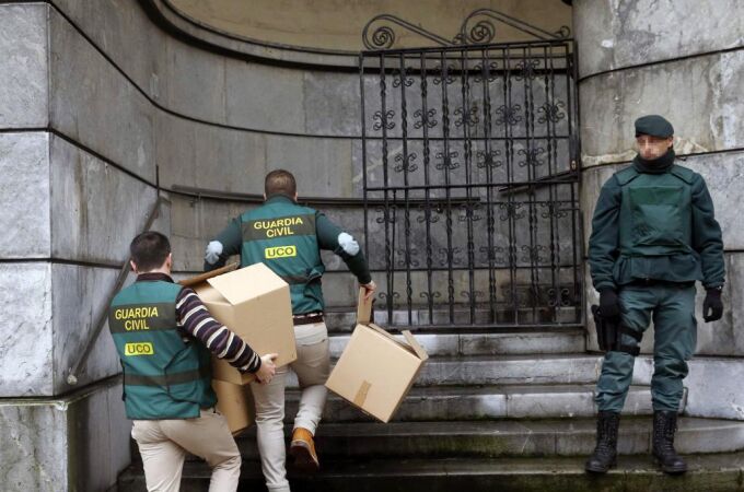 Agentes de la Unidad Central Operativa (UCO) de la Guardia Civil durante el registro de la sede de UGT en Oviedo