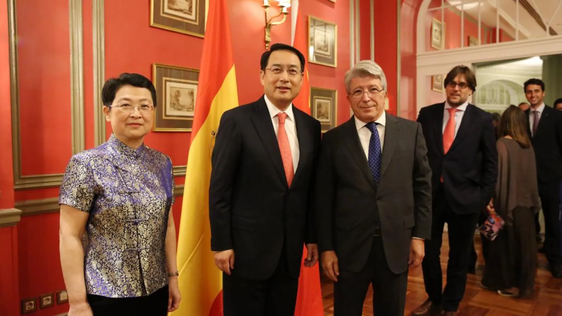 El embajador chino Lyu Fan (en el centro); su esposa Huang Caizhen (a la izquierda) y el presidente del Atlético de Madrid, Enrique Cerezo (a la derecha)
