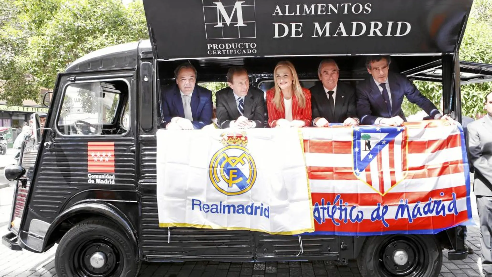 La presidenta inauguró el «foodtruck» con el que Madrid venderá sus productos en Milán