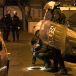La policía investiga en el lugar de los disparos