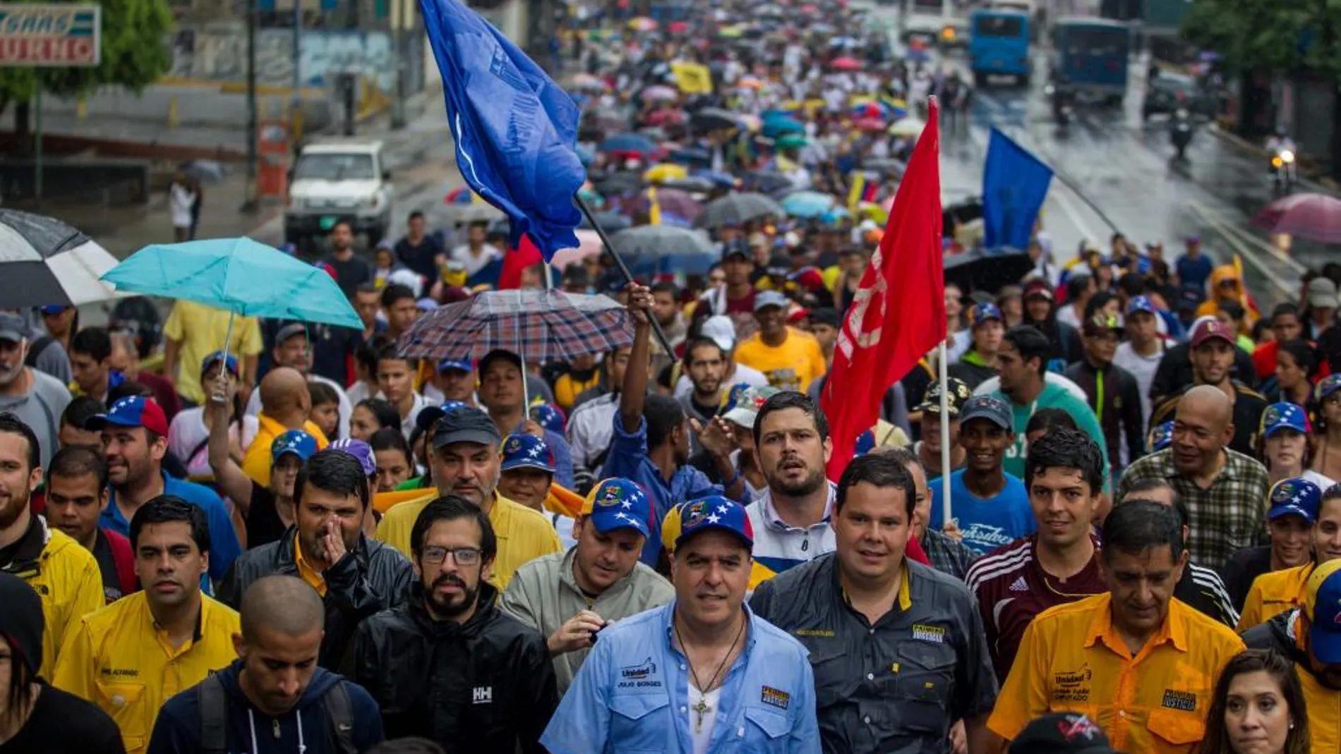 El presidente de la Asamblea Nacional, Julio Borges (c), participa en una manifestación en contra del gobierno venezolano hoy, jueves 13 de abril de 2017, en Caracas (Venezuela)