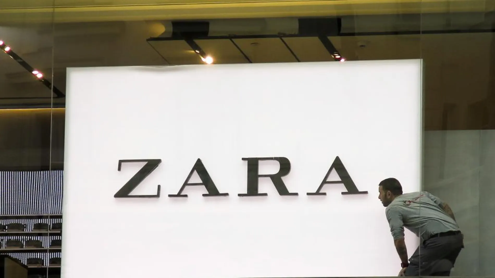Logo de Zara en una de sus tiendas en Madrid