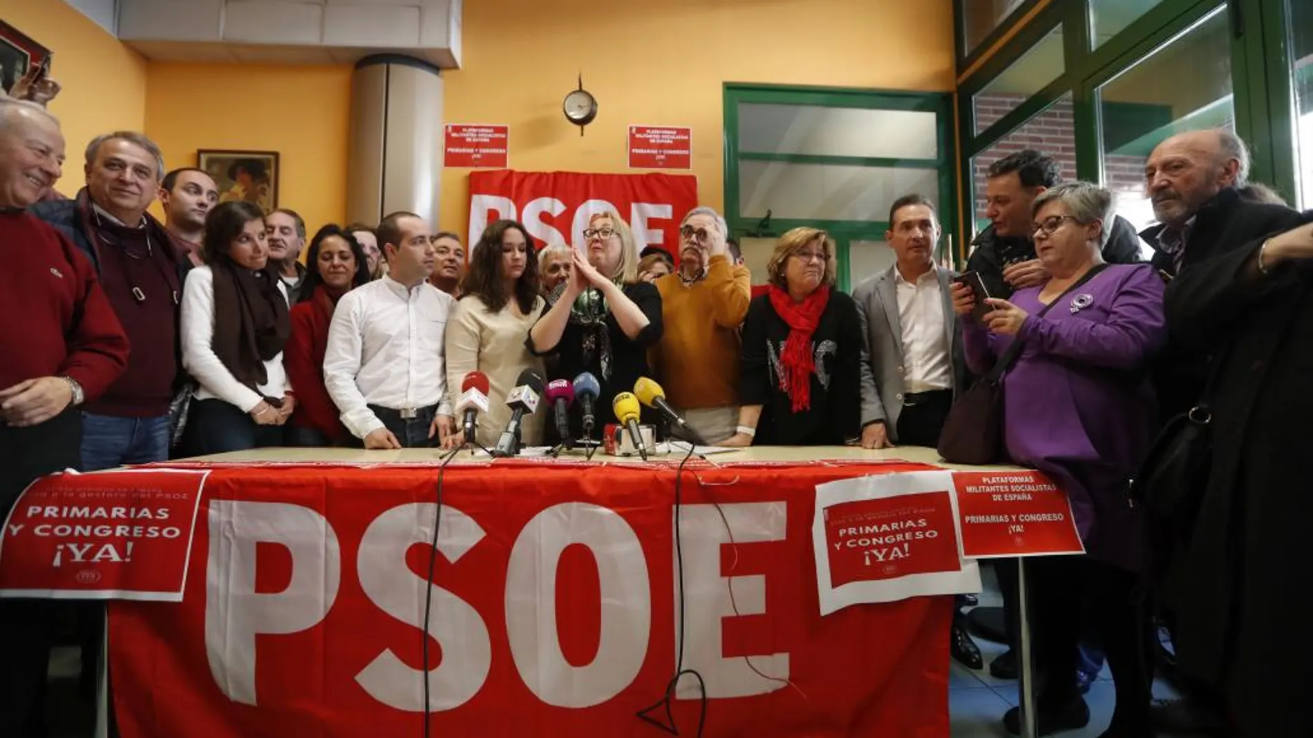 Representantes de las casi 50 plataformas de militantes del PSOE constituidas por toda España, en la cafetería de la Fundación Abogados de Atocha