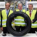 Javier Lacalle, el director de la planta, Fernando del Cerro; el presidente Herrera; el vicepresidente de Bridgestone, Adolfo Llorens; y Fernández Carriedo