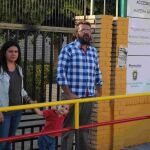 La familia Vázquez Castillo posa en la puerta de acceso al colegio Maestra Ángeles Cuesta