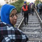 Una migrante procedente de Serbia camina por la vía del tren con dirección a la población fronteriza de Roszke, situada a unos 180 km al sureste de Budapest (Hungría).