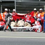 El piloto español de Moto2 Luis Salom, del equipo SAG Team, es atendido por los servicios sanitarios en el circuito