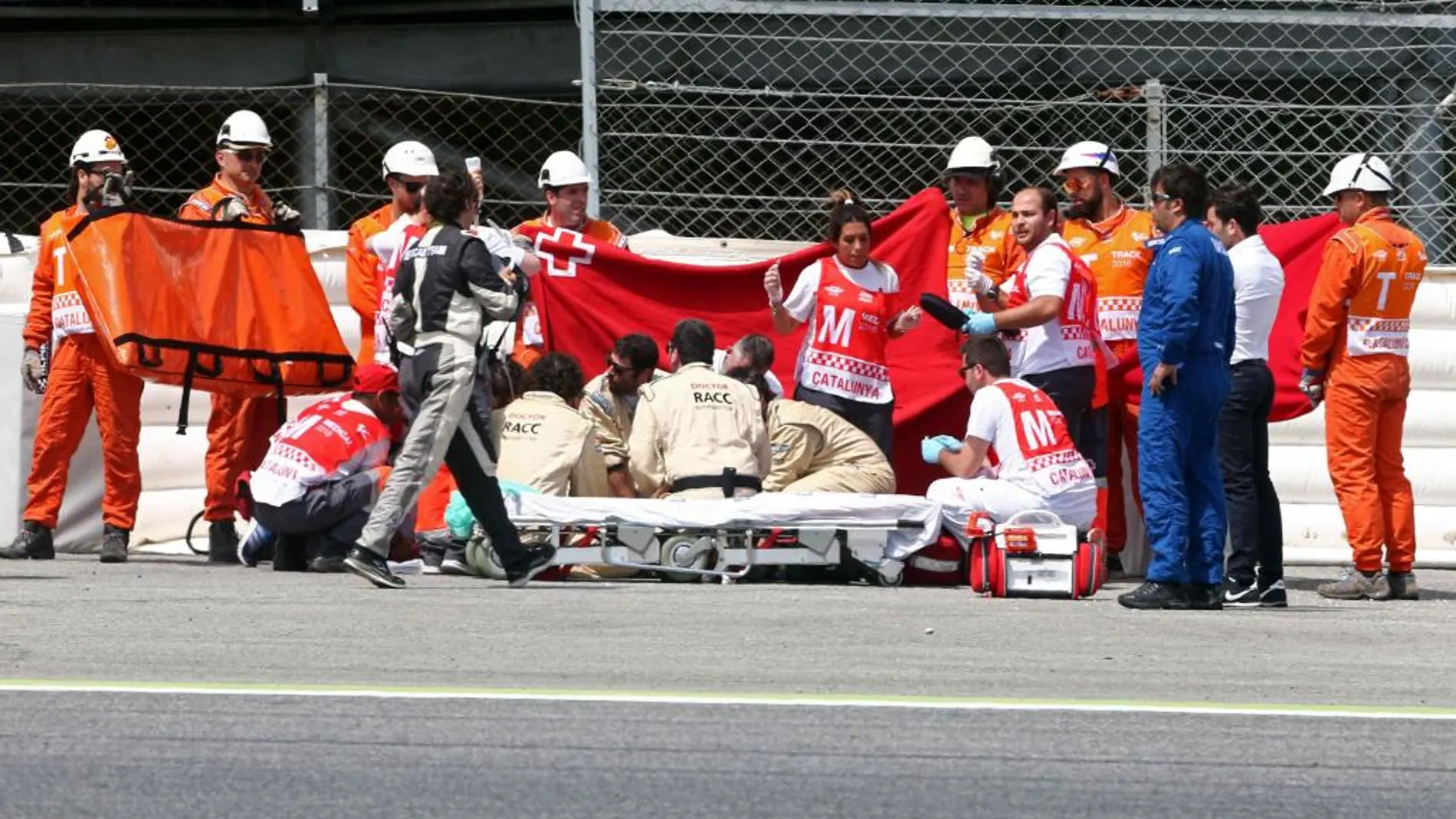 El piloto español de Moto2 Luis Salom, del equipo SAG Team, es atendido por los servicios sanitarios en el circuito