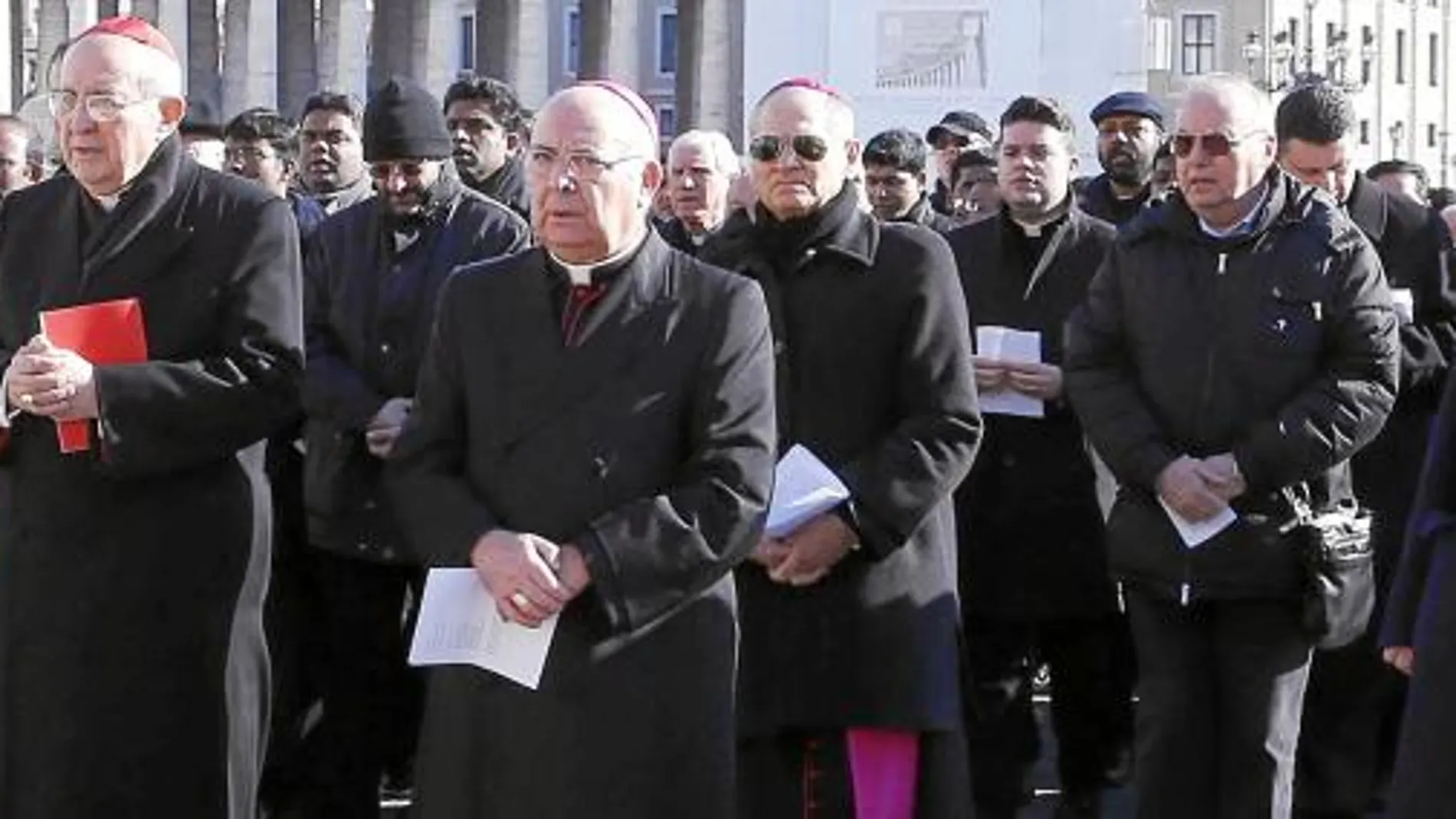 Cardenales y obispos italianos, ayer, en la Plaza de San Pedro