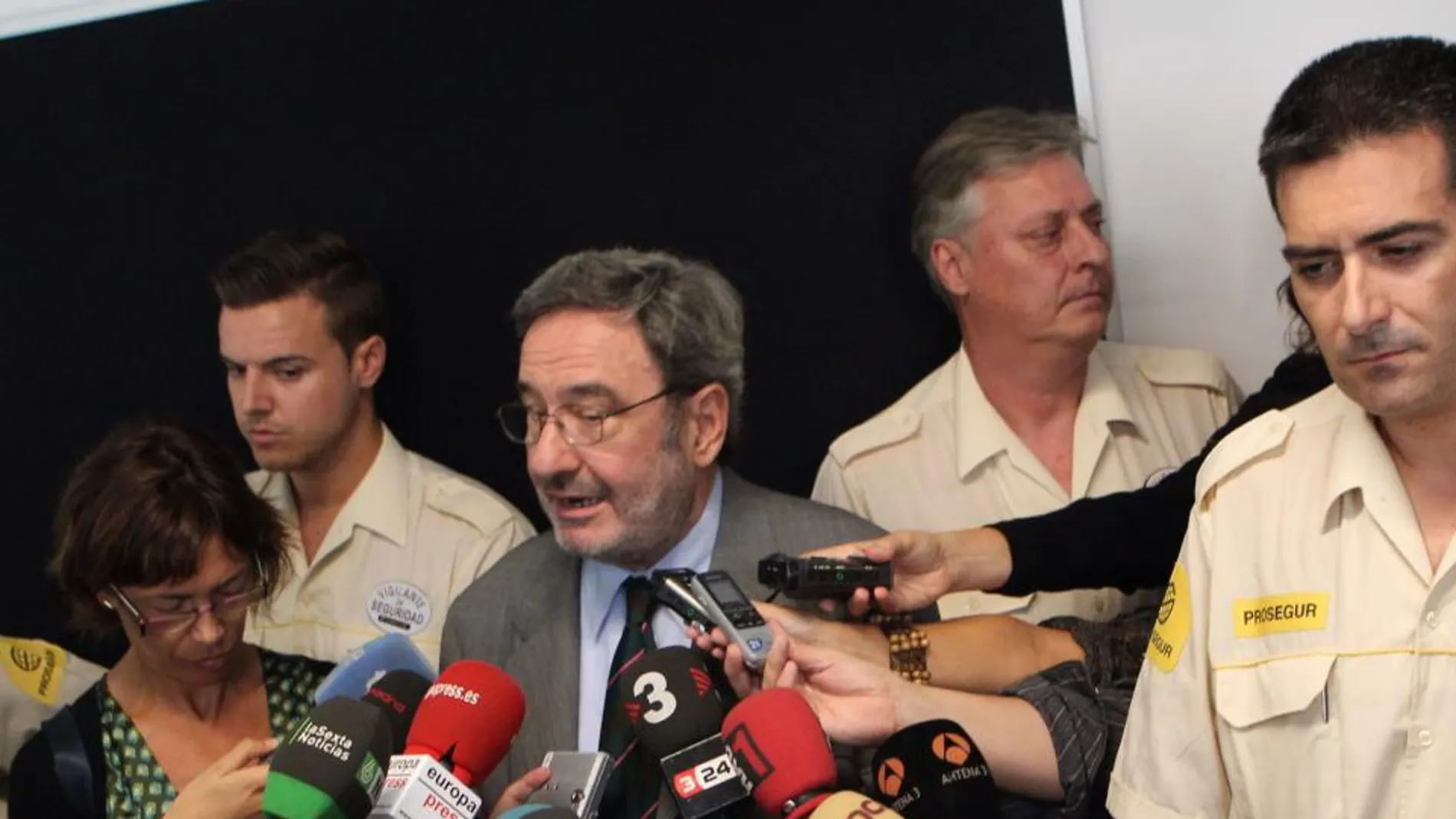 El expresidente de Catalunya Caixa Narcís Serra (c) atiende a los medios de comunicación en la Ciudad de la Justicia de Barcelona.