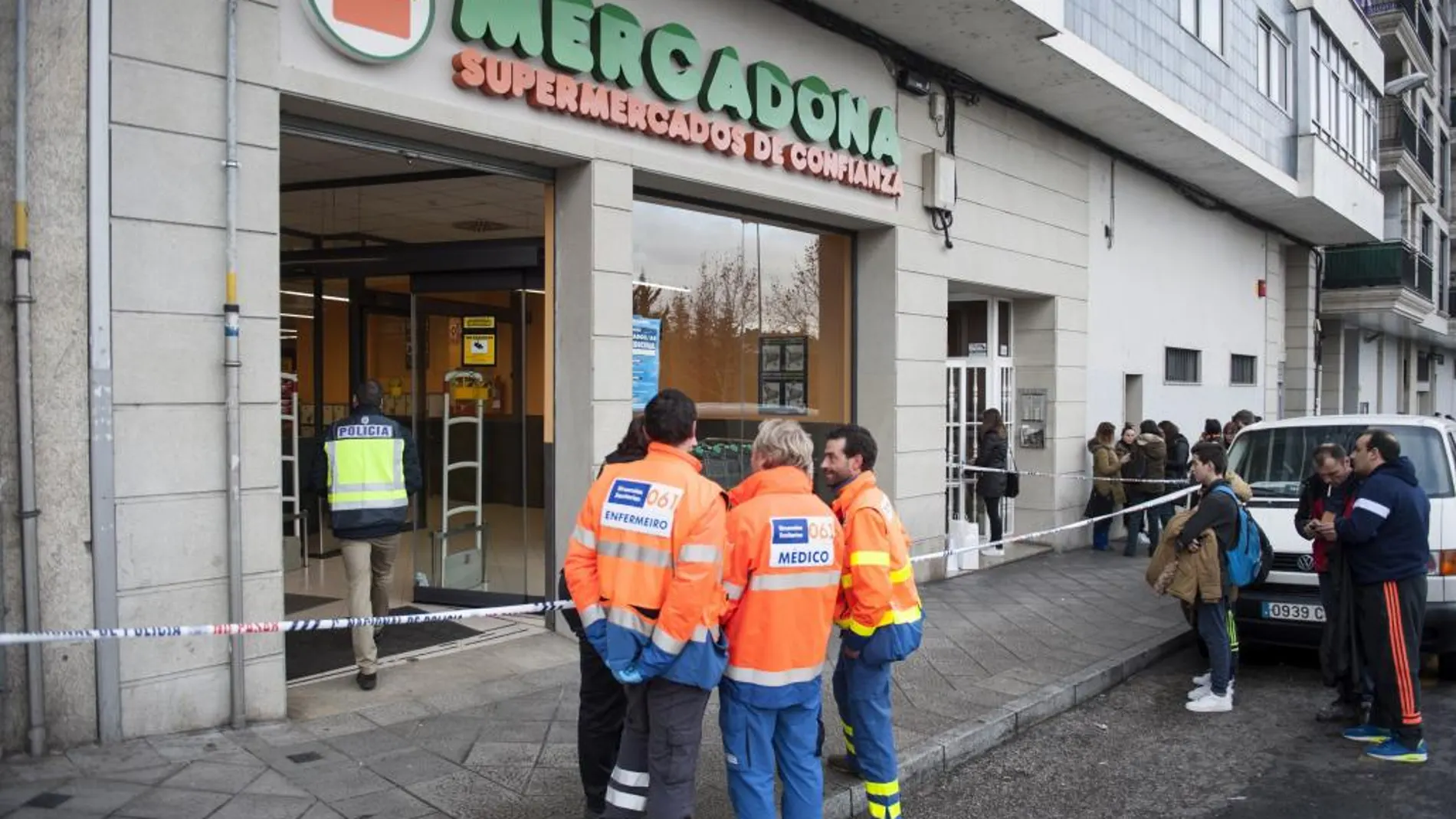 Vista del supermercado en el barrio de As Lagoas (Ourense) en donde esta tarde se ha producido el tiroteo