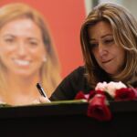 Susana Díaz, muy afligida firma en el libro de condolencias