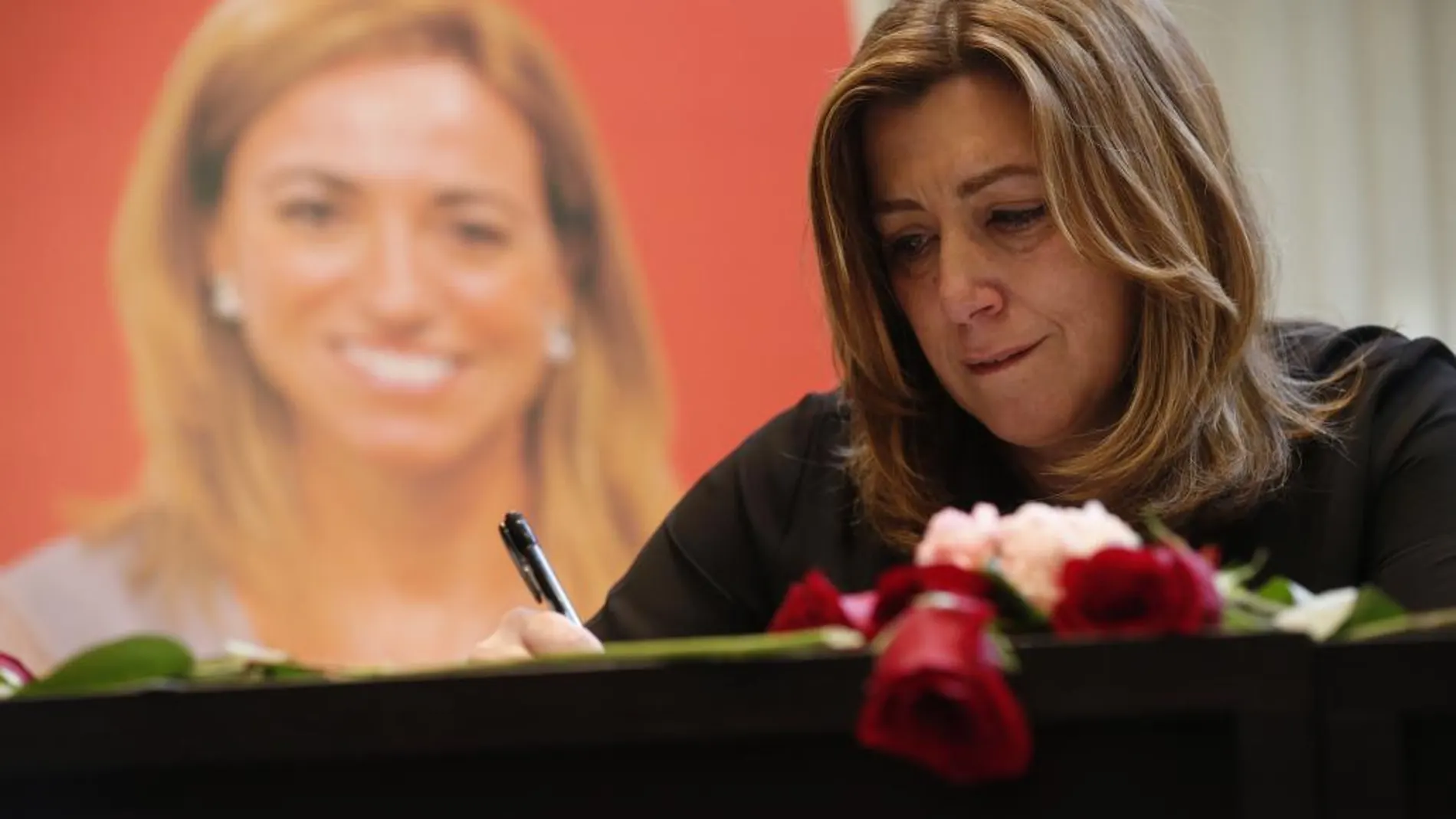 Susana Díaz, muy afligida firma en el libro de condolencias