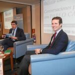 El vicesecretario de Comunicación del PP, Pablo Casado, conversa con el director de El Mundo, Pablo Lago.