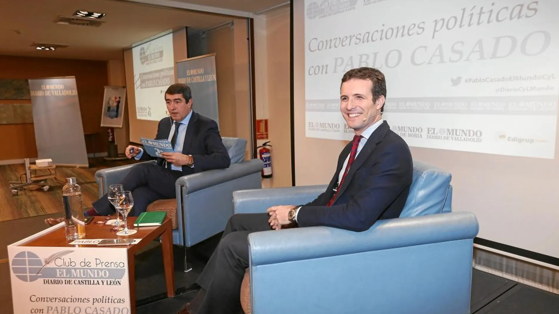 El vicesecretario de Comunicación del PP, Pablo Casado, conversa con el director de El Mundo, Pablo Lago.