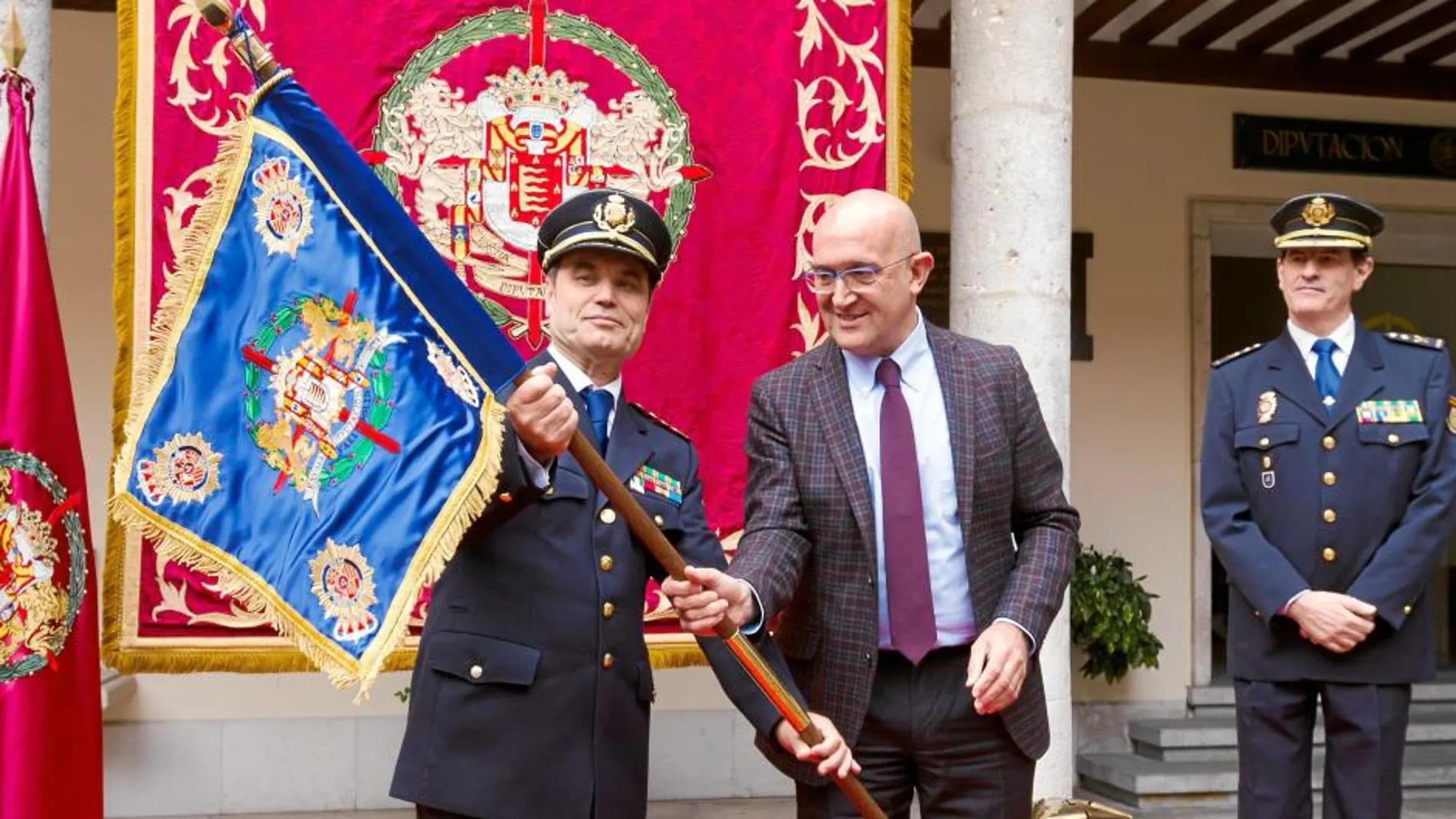 Jesús Julio Carnero con Francisco López Canedo en presencia de Manuel Javier Peña en Valladolid