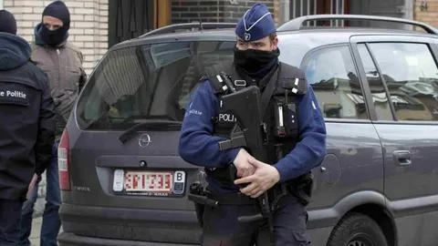 La policía belga ha continuado hoy realizando registros.