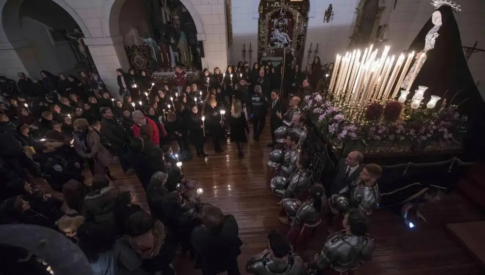 Feligreses rezan en el interior de la iglesia de Nuestra Señora de la Soledad, en Toledo, después de que la primera procesión de la semana santa toledana de 2019 fuera suspendida por la lluvia