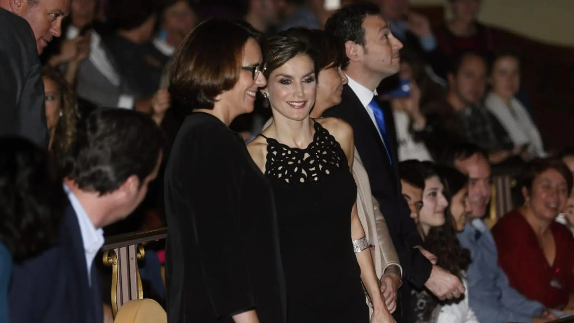 La Reina con la directora de la Fundación Princesa de Asturias, Teresa Sanjurjo, durante el cinefórum homenaje al cineasta Francis Ford Coppola