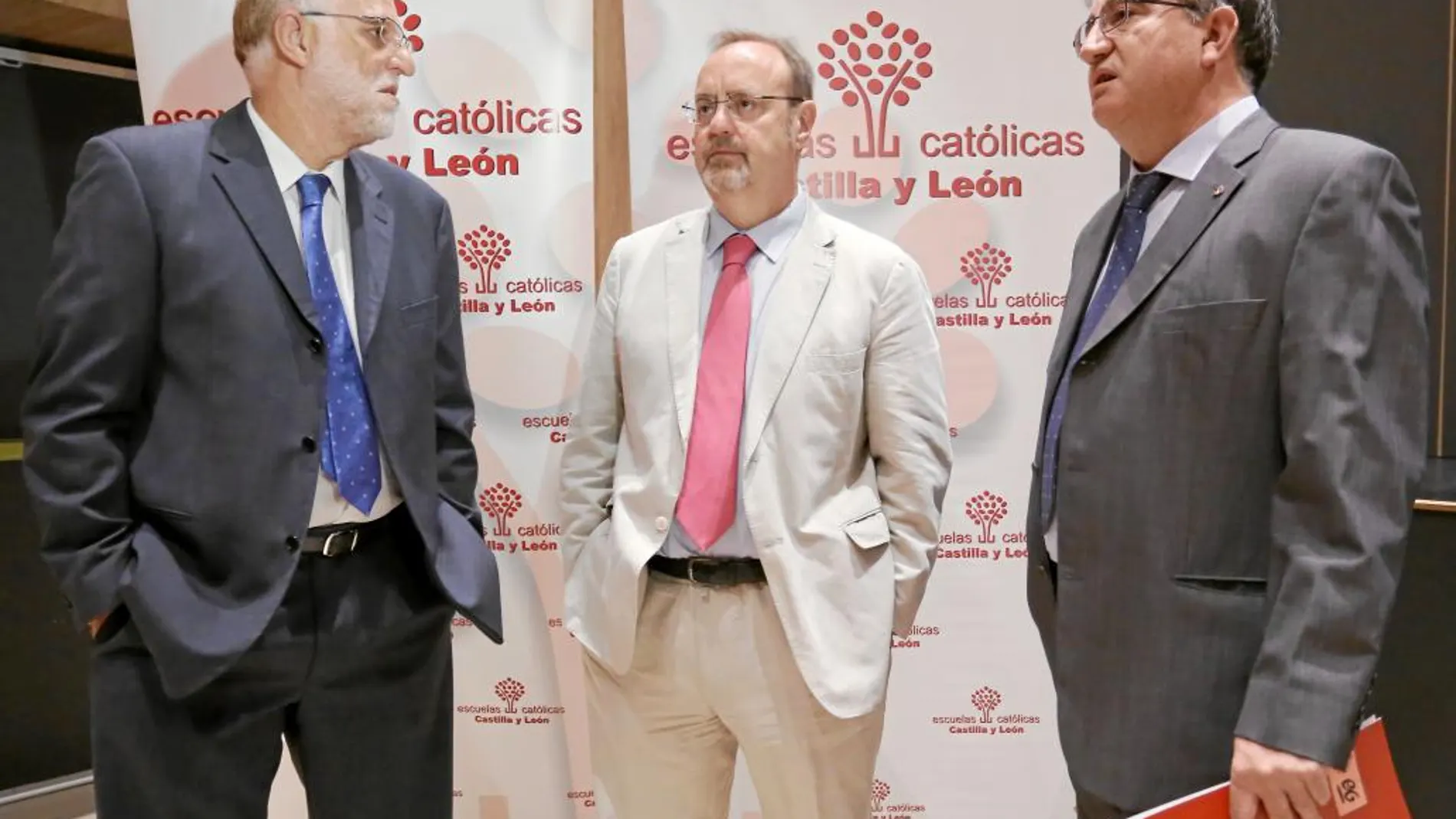 El consejero de Educación, Fernando Rey, junto a Antonio Guerra y Máximo Blanco