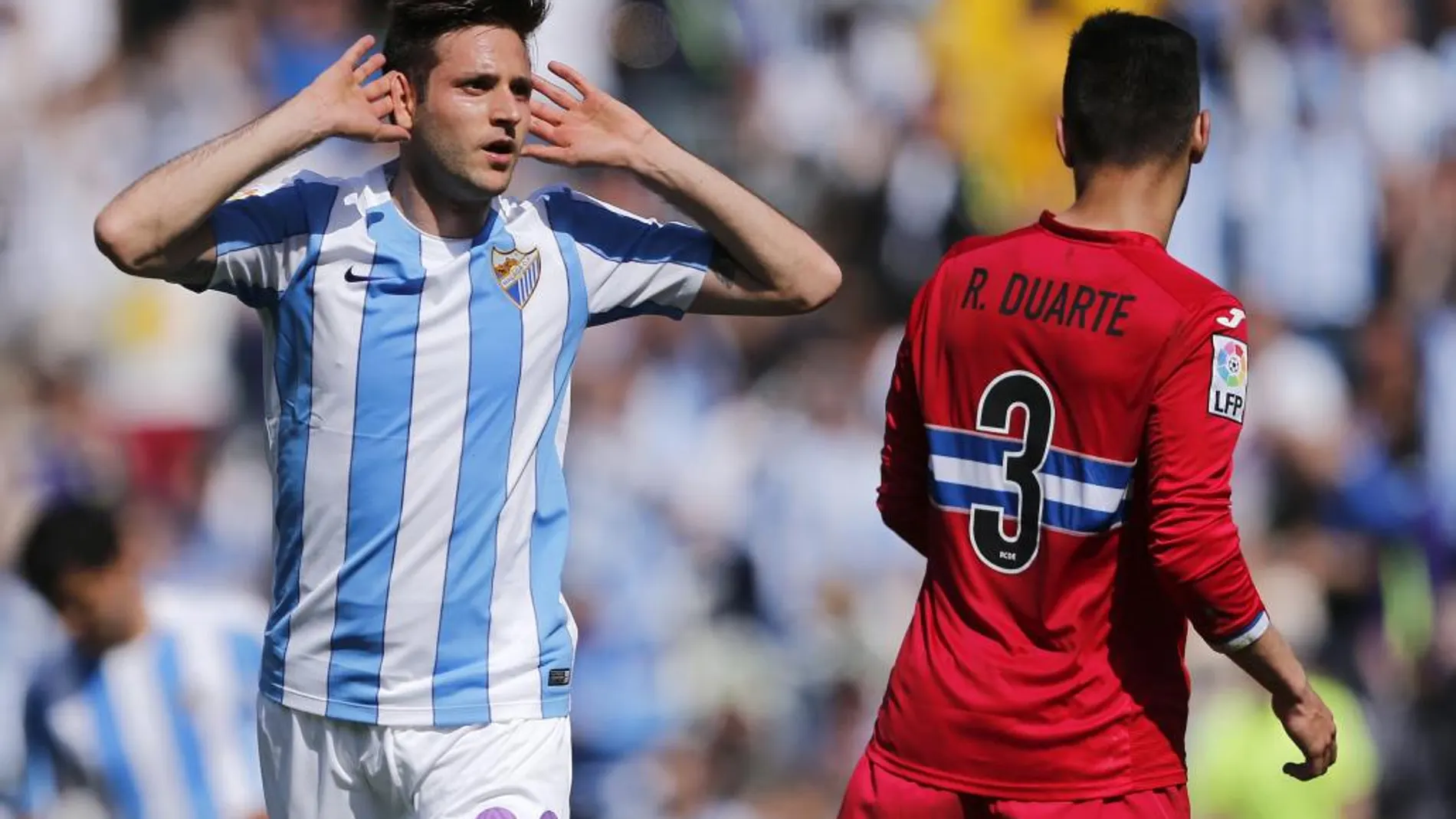 El delantero croata del Málaga Duje Cop, celebra su gol de penalti.