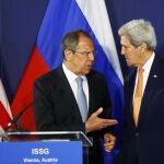 El secretario de Estado estadounidense John Kerry y el ministro de Asuntos Exteriores de Rusia, Serguéi Lavrov, tras su encuentro el pasado día 17 en la reunión del Grupo Internacional de apoyo a Siria celebrada en Viena