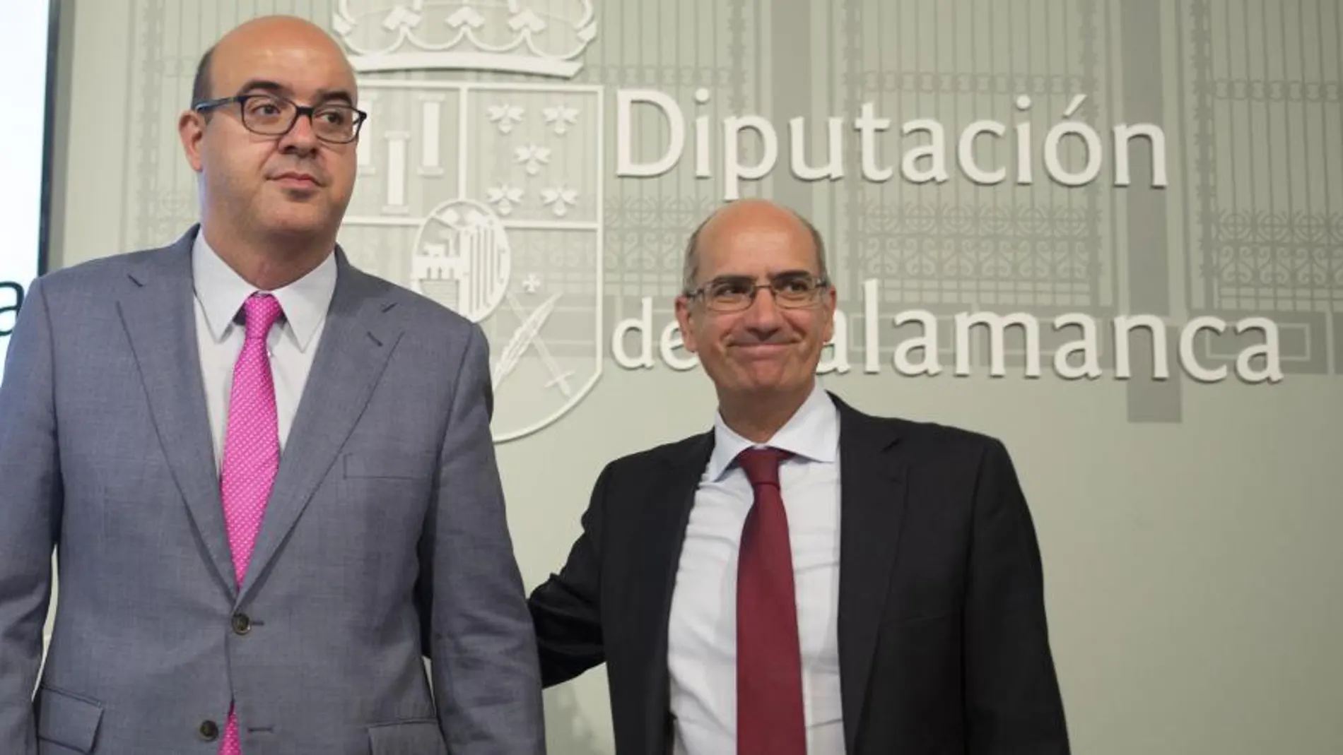 El presidente de la Diputación de Salamanca, Javier Iglesias, junto al diputado de fomento, Carlos Sierra presenta el Plan Provincial de Carreteras 2017