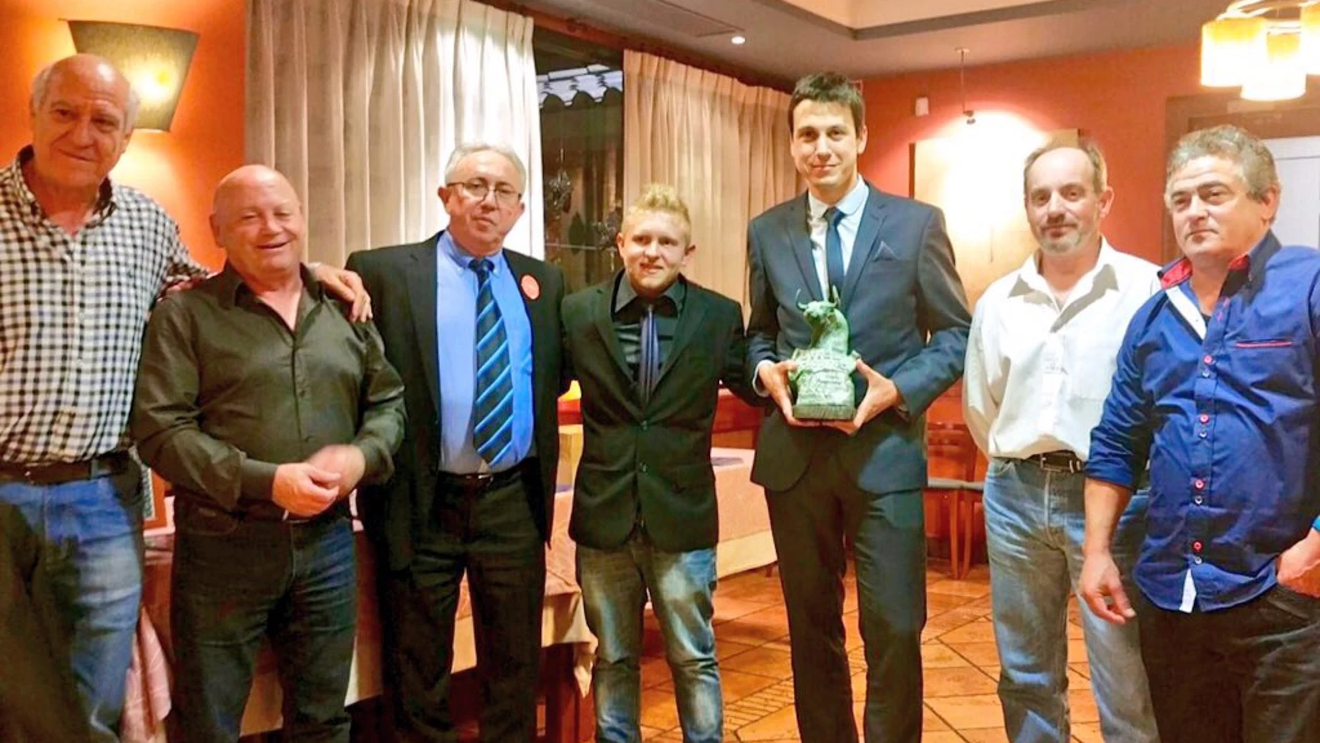 Alberto Gómez, con el premio a la «Mejor faena» de la temporada taurina en Utiel