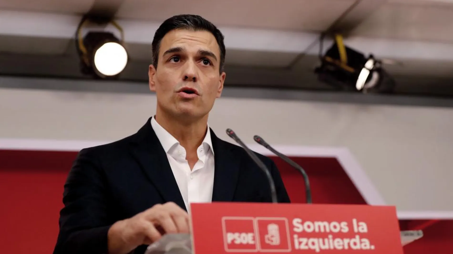 Pedro Sánchez en la sala de prensa de la sede de Ferraz /Efe