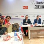 Luis Tudanca e Iratxe García se reúnen con trabajadores de Lauki y Dulciora
