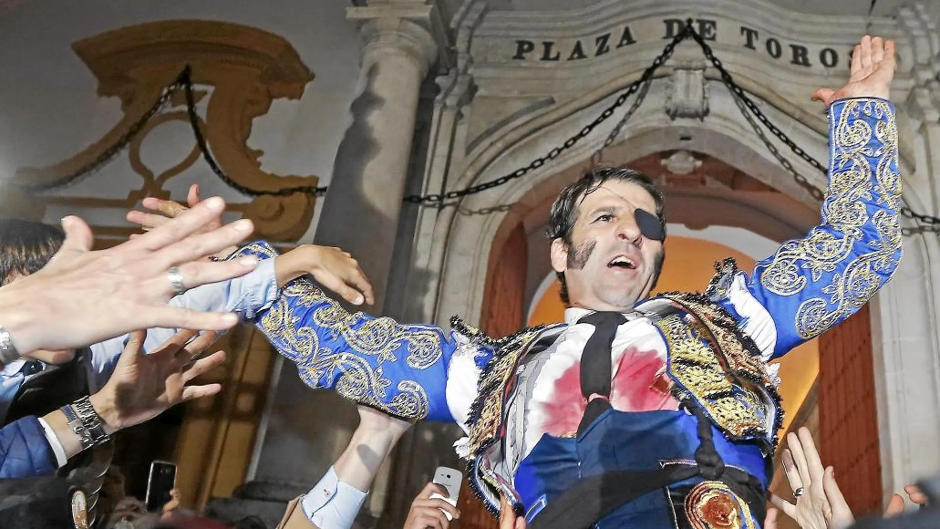 Padilla sale a hombros por la Puerta del Príncipe de La Maestranza