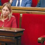 Munté atiende el Pleno junto al escaño vacío de Mas