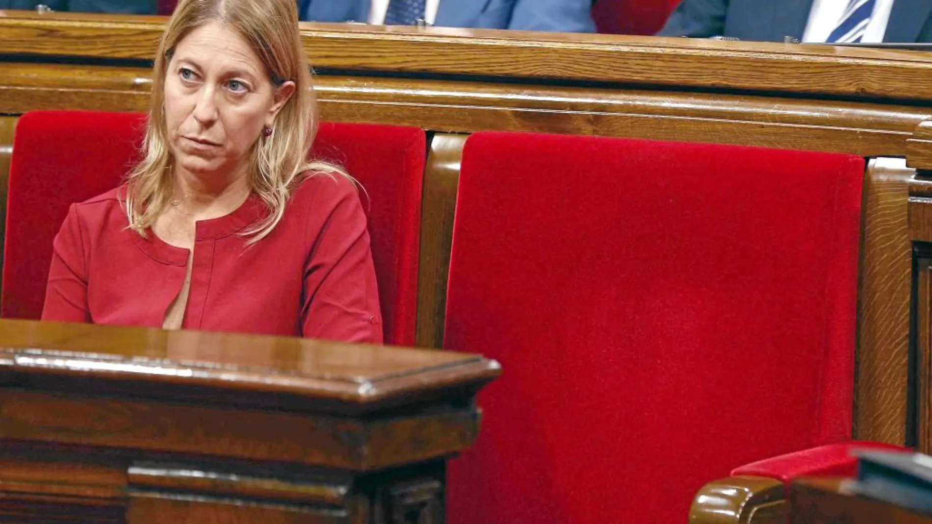 Munté atiende el Pleno junto al escaño vacío de Mas