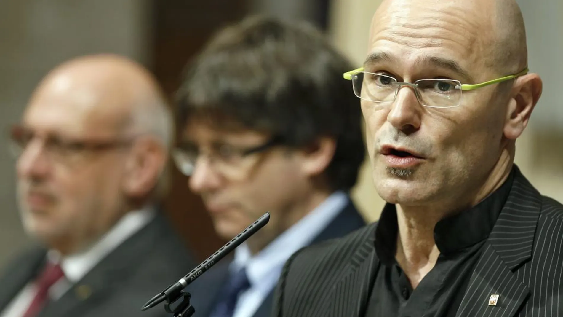 El conseller de Exteriores, Raül Romeva junto al presidente catalán, Carles Puigdemont.